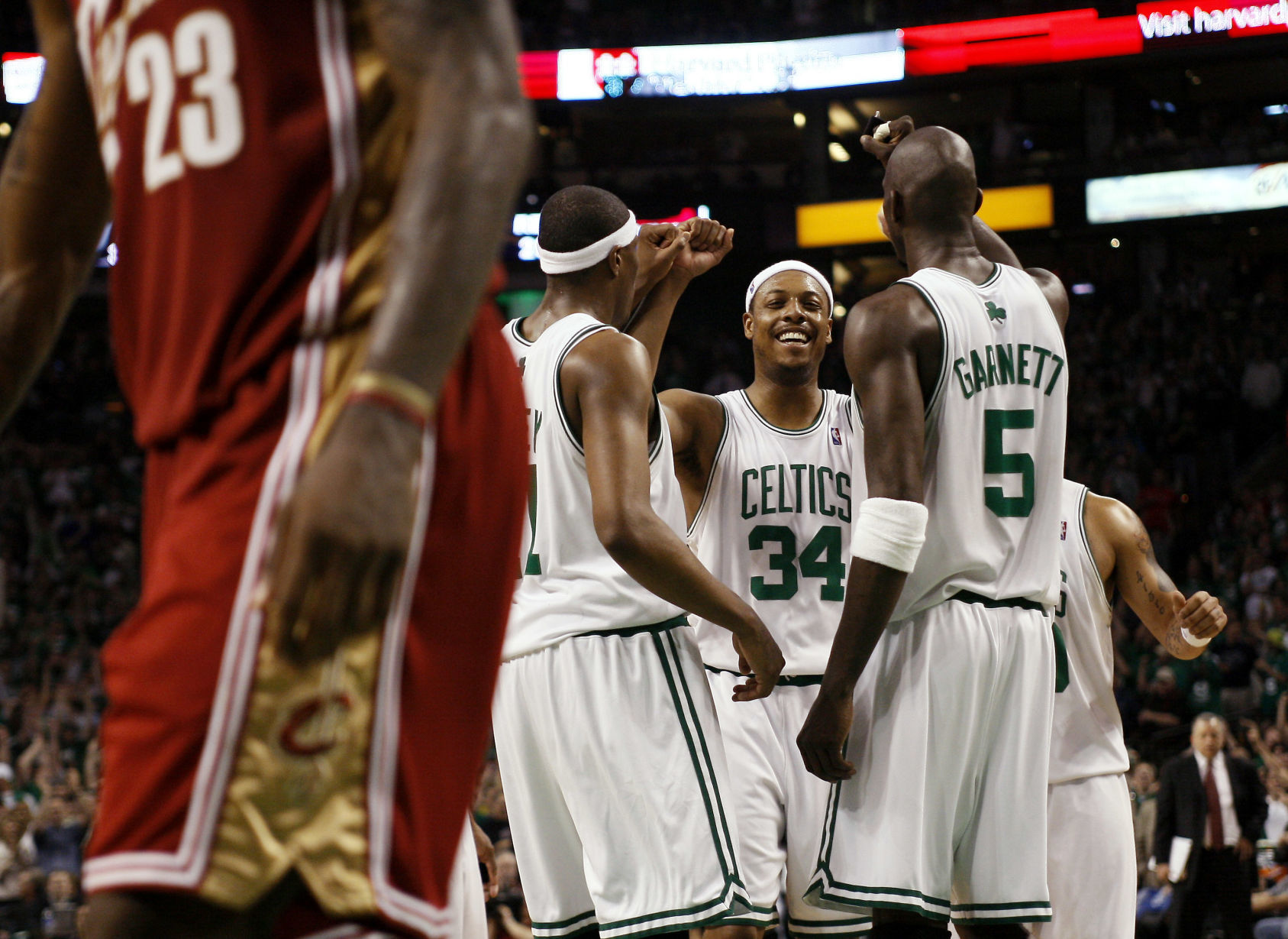 2008: Paul Pierce, LeBron James combine for 86 points as Celtics oust Cavs